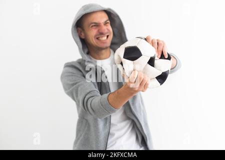 Aufgeregt Fussball Spieler mit Ball und geballten Hand isoliert Kreischen auf Weiß Stockfoto