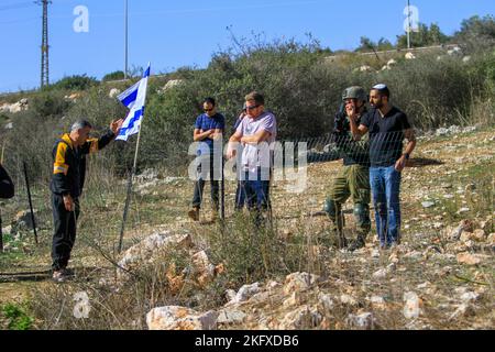 Salfit, Palästina. 20.. November 2022. Israelische Soldaten bewachen jüdische Siedler, wenn sie das Land palästinensischer Bauern im Dorf Burqin, westlich von Salfit, im besetzten Westjordanland erobern. Die Palästinenser demonstrierten gegen die Beschlagnahme ihres Landes durch diese Siedler zugunsten der jüdischen Siedlung Brochin. Kredit: SOPA Images Limited/Alamy Live Nachrichten Stockfoto