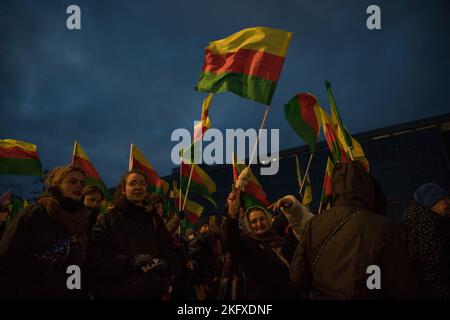 Berlin, Deutschland. 20.. November 2022. Protest am 20. November 2022 auf dem Hermannplatz in Berlin Neukölln wegen der jüngsten Angriffe des türkischen Militärs gestern Abend. Deutsche kurdische Vereinigungen haben die Luftoffensive der Türkei im Nordosten Syriens und im Nordirak verurteilt und ihre Diaspora-Gemeinschaft dazu aufgerufen, in mehreren deutschen Städten dringende Proteste abzuhalten. Das türkische Militär griff die Stadt KobanÃ® (Ayn al-Arab) im Norden Syriens an. In sozialen Netzwerken berichteten Bewohner der iranischen Stadt Mahabad von Explosionen und dem Geräusch von Schüben. Es gab auch weit verbreitete Stromausfälle. Nach d Stockfoto