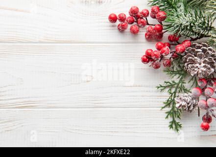 Hintergrund Zu Weihnachten. Tannenbaum-Dekorationen Auf Weißem Holzhintergrund Mit Kopierraum. Weihnachts- oder Neujahrskarte Stockfoto