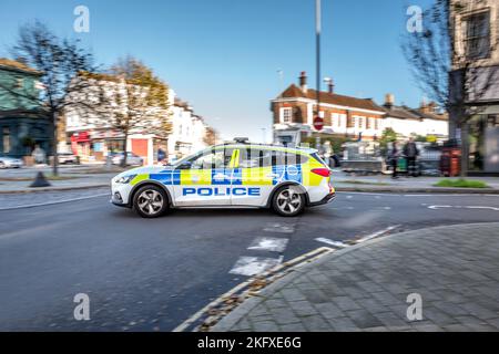 Brighton, 20. 2022. November: Ein Polizeiauto, das auf einen Vorfall im Stadtzentrum von Brighton reagiert Stockfoto