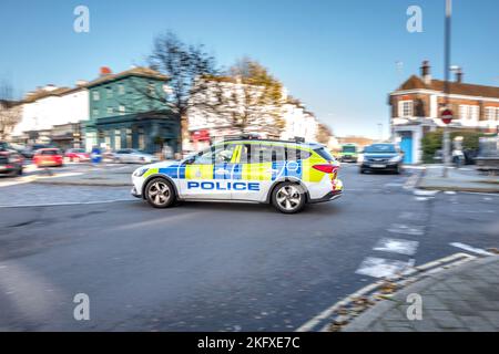 Brighton, 20. 2022. November: Ein Polizeiauto, das auf einen Vorfall im Stadtzentrum von Brighton reagiert Stockfoto