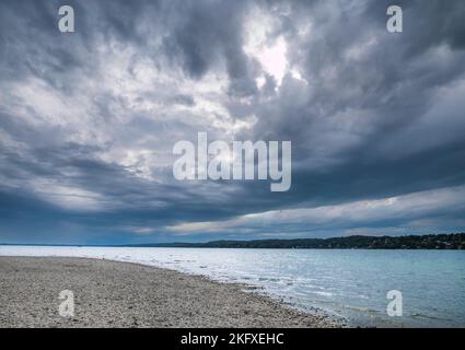 Dunkle Sturmwolken ziehen über den Starnberger See, Zeitraffer, Oberbayern, Bayern, Deutschland, Europa Stockfoto