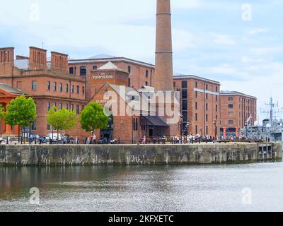 Liverpool Vereinigtes Königreich - Juni 30 2009; das alte viktorianische Pumpenhaus am Royal Albert Dock wurde nun in ein traditionelles Pub umgewandelt. Stockfoto