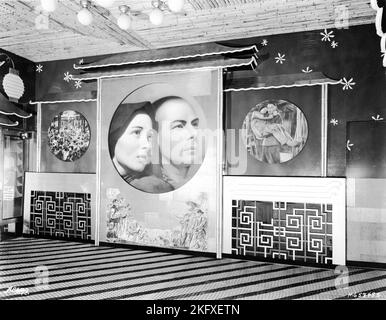 Ausstellung in der Lobby des Astor Theatre in New York zur Zeit der Uraufführung von PAUL MUNI und LUISE RAINER in THE GOOD EARTH 1937 Regisseur SIDNEY FRANKLIN Roman Pearl S. Buck Associate Producer Albert Lewin Executive Producer Irving Thalberg Metro Goldwyn Mayer Stockfoto