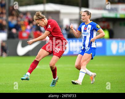 Crawley, Großbritannien. 20.. November 2022. Yana Daniels aus Liverpool trifft am 20. 2022. November im People's Pension Stadium in Crawley, Großbritannien, beim Spiel der FA Women's Super League zwischen Brighton & Hove Albion Women und Liverpool Women einen Torschuss. (Foto von Jeff Mood/phcimages.com) Quelle: PHC Images/Alamy Live News Stockfoto