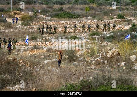 Salfit, Palästina. 20.. November 2022. Eine israelische Armee umgibt die Brukhine-Siedlung, während jüdische Siedler das Land palästinensischer Bauern im Dorf Burqin, westlich von Salfit, im besetzten Westjordanland erobern. (Foto von Nasser Ishtayeh/SOPA Images/Sipa USA) Quelle: SIPA USA/Alamy Live News Stockfoto