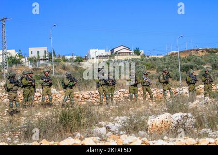 Salfit, Palästina. 20.. November 2022. Eine israelische Armee umgibt die Brukhine-Siedlung, während jüdische Siedler das Land palästinensischer Bauern im Dorf Burqin, westlich von Salfit, im besetzten Westjordanland erobern. (Foto von Nasser Ishtayeh/SOPA Images/Sipa USA) Quelle: SIPA USA/Alamy Live News Stockfoto