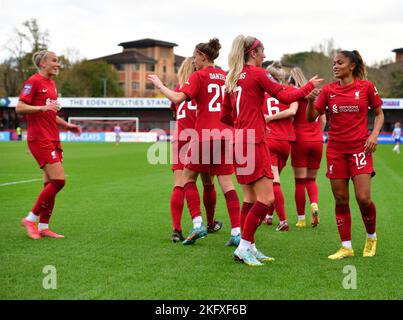 Crawley, Großbritannien. 20.. November 2022. Liverpool-Spieler feiern den Torreigen während des FA Women's Super League-Spiels zwischen Brighton & Hove Albion Women und Liverpool Women am 20. 2022. November im People's Pension Stadium in Crawley, Großbritannien. (Foto von Jeff Mood/phcimages.com) Quelle: PHC Images/Alamy Live News Stockfoto