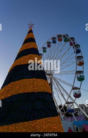 Bournemouth, Dorset, Großbritannien. 20.. November 2022. Besucher, Familien und aufgeregte Kinder strömen in die Bournemouth Gardens, um das Bournemouth Christmas Tree Wonderland mit mehr als 100 glitzernden Bäumen und Lichtern zu erleben. Einige der Bäume stehen unter dem Motto, Städte auf der ganzen Welt zu repräsentieren, darunter der Kiewer Baum, der in diesem Jahr neu ist, um Unterstützung für die Ukraine zu zeigen. Besucher können dem Pfad folgen und durch den 60' Gehweg spazieren. Quelle: Carolyn Jenkins/Alamy Live News Stockfoto