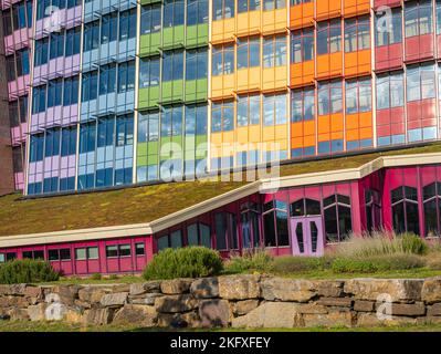 Zwolle, Provinz Overijssel, Niederlande, 16.10.2022, Detail des grünen Daches und der farbenfrohen Außenansicht des Isala-Krankenhauses in Zwolle Stockfoto