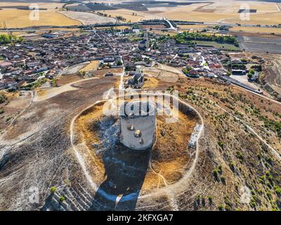 Luftaufnahme des kleinen Dorfes Mota del Marqués in der Provinz Valladolid, von den Ruinen der Burg aus gesehen. Stockfoto