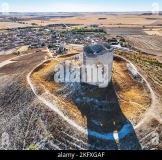 Luftaufnahme des kleinen Dorfes Mota del Marqués in der Provinz Valladolid, von den Ruinen der Burg aus gesehen. Stockfoto