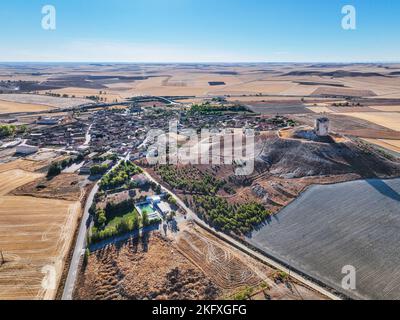 Luftaufnahme des kleinen Dorfes Mota del Marqués in der Provinz Valladolid. Stockfoto