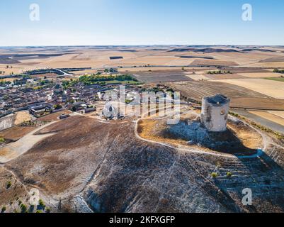 Luftaufnahme des kleinen Dorfes Mota del Marqués in der Provinz Valladolid. Stockfoto