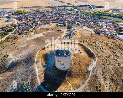 Luftaufnahme des kleinen Dorfes Mota del Marqués in der Provinz Valladolid. Stockfoto