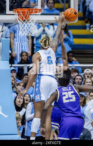 Chapel Hill, North Carolina, USA. 20.. November 2022. North Carolina Tar schiedet sich nach vorne Armando Bacot (5) blockiert einen Schuss während der ersten Hälfte des NCAA-Basketballmatchup gegen die James Madison Dukes im Dean Smith Center in Chapel Hill, NC. (Scott Kinser/CSM). Kredit: csm/Alamy Live Nachrichten Stockfoto