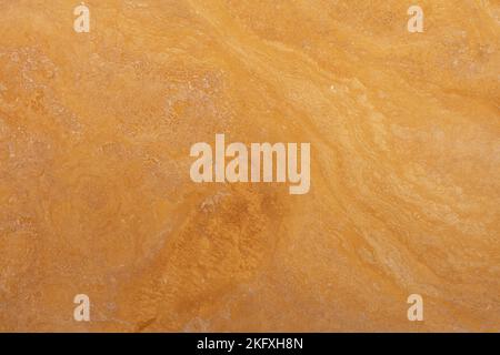 Travertin Gelb, Hintergrund, Textur in warmer Farbe, detailfoto von Platte. Orangefarbenes oder weiches braunes Steinmaterial als Hintergrund für die äußere Dekoration des Hauses Stockfoto