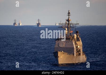 Der geführte Raketenkreuzer USS Normandy (CG 60) der Ticonderoga-Klasse und die Lenkflugkörper-Zerstörer USS Ramage (DDG 61), USS McFaul (DDG 74), USS Bulkeley (DDG 84), USS James E. Williams (DDG 95) und die deutsche Marine Frigate FGS Hessen (FFG 221) treten in Formation auf, 13. Oktober 2022. Die Gerald R. Ford Carrier Strike Group (GRFCG) wird im Atlantischen Ozean eingesetzt und führt zusammen mit NATO-Alliierten und Partnern Trainings und Operationen durch, um die Integration für zukünftige Einsätze zu verbessern und das Engagement der US-Marine für eine friedliche, stabile und konfliktfreie Atlantikregion zu demonstrieren Stockfoto