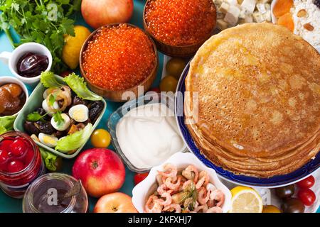 Dünne Pfannkuchen mit vielen verschiedenen Füllungen erröten Stockfoto