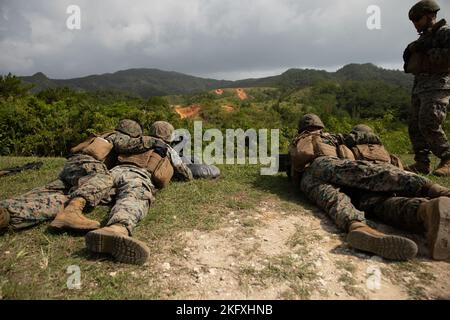 US-Marineinfanteristen mit Bataillon für Kampflogistik 4, Combat Logistics Regiment 3, 3. Marine Logistics Group, feuern ein M240B Maschinengewehr während eines Live-Feuers im Central Training Area, Okinawa, Japan, 13. Oktober 2022. Die Marineinfanteristen feuerten das Maschinengewehr M240B und das Maschinengewehr des Kalibers Browning m2 .50 ab, um ihre Letalität und ihr Können mit den Waffensystemen zu erhöhen. 3. MLG mit Sitz in Okinawa, Japan, ist eine nach vorne eingesetzte Kampfeinheit, die als umfassendes Logistik- und Kampfdienststützpunkt der III MEF für Operationen im gesamten Verantwortungsbereich des Indo-Pazifik dient. Stockfoto