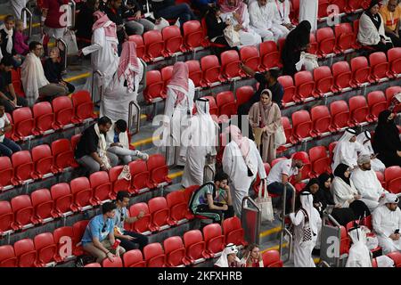 Al Chaur, Katar. 20.. November 2022. Fußball, Weltmeisterschaft 2022 in Katar, Katar - Ecuador, Vorrunde, Gruppe A, Matchday 1, Beim Eröffnungsspiel im Al-Bait Stadium verlassen die Zuschauer das Stadion vor dem Ende des Spiels. Kredit: Robert Michael/dpa/Alamy Live Nachrichten Stockfoto