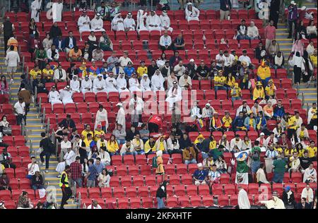 Al Chaur, Katar. 20.. November 2022. Fußball, Weltmeisterschaft 2022 in Katar, Katar - Ecuador, Vorrunde, Gruppe A, Matchday 1, Beim Eröffnungsspiel im Al-Bait Stadium verlassen die Zuschauer das Stadion vor dem Ende des Spiels. Kredit: Robert Michael/dpa/Alamy Live Nachrichten Stockfoto