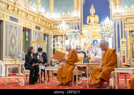 Bangkok, Thailand. 19.. November 2022. Der US-Vizepräsident Kamala Harris, links, trifft sich mit dem Obersten Patriarchen Somdet Phra Ariyavangsagatayana, rechts, im Wat Ratchabophit Tempel, 19. November 2022, in Bangkok, Thailand. Harris trifft sich am Rande des APEC-Gipfels mit dem buddhistischen Führer. Kredit: Lawrence Jackson/Weißes Haus Foto/Alamy Live Nachrichten Stockfoto