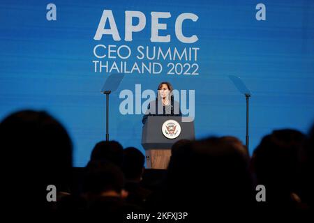 Bangkok, Thailand. 18.. November 2022. Die US-Vizepräsidentin Kamala Harris spricht beim APEC CEO Summit des Asien-Pazifik-Forums für wirtschaftliche Zusammenarbeit am 18. November 2022 in Bangkok, Thailand. Kredit: Lawrence Jackson/Weißes Haus Foto/Alamy Live Nachrichten Stockfoto