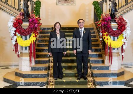 Bangkok, Thailand. 19.. November 2022. US-Vizepräsidentin Kamala Harris, links, stellt sich vor ihrem bilateralen Treffen am Rande des Asien-Pazifik-Gipfels im Regierungshaus am 19. November 2022 in Bangkok, Thailand, mit dem thailändischen Premierminister Prayut Chan-o-cha. Kredit: Lawrence Jackson/Weißes Haus Foto/Alamy Live Nachrichten Stockfoto