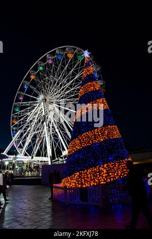 Bournemouth, Dorset, Großbritannien. 20.. November 2022. Besucher, Familien und aufgeregte Kinder strömen in die Bournemouth Gardens, um das Bournemouth Christmas Tree Wonderland mit mehr als 100 glitzernden Bäumen und Lichtern zu erleben. Einige der Bäume stehen unter dem Motto, Städte auf der ganzen Welt zu repräsentieren, darunter der Kiewer Baum, der in diesem Jahr neu ist, um Unterstützung für die Ukraine zu zeigen. Besucher können dem Pfad folgen und durch den 60' Gehweg spazieren. Quelle: Carolyn Jenkins/Alamy Live News Stockfoto