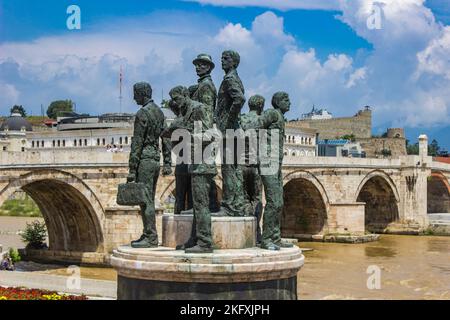 Skopje, Nordmakedonien - 27. Juli 2018: Denkmal Gemidzii (Bootsmänner aus Thessaloniki) in Skopje, Nordmakedonien. Es besteht aus sieben Skulpturen von m Stockfoto