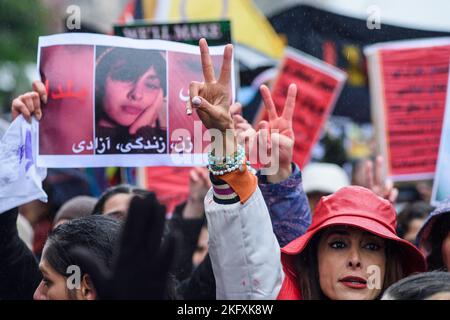 Demonstration in den Straßen von Brüssel gegen Mollahs, Folter, Hijab und Druck gegen Frauen im Iran - V for Victory | Manifestation dans les Stockfoto