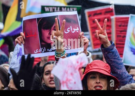 Demonstration in den Straßen von Brüssel gegen Mollahs, Folter, Hijab und Druck gegen Frauen im Iran - V for Victory | Manifestation dans les Stockfoto