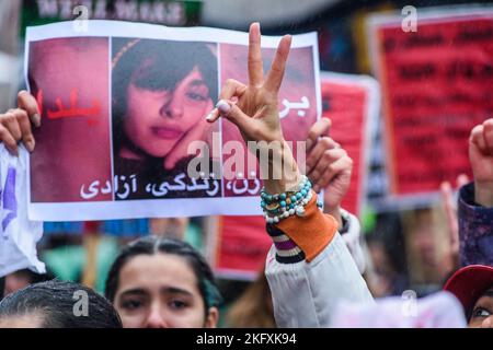 Demonstration in den Straßen von Brüssel gegen Mollahs, Folter, Hijab und Druck gegen Frauen im Iran - V for Victory | Manifestation dans les Stockfoto