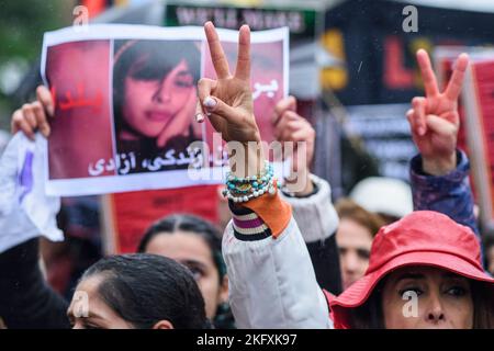 Demonstration in den Straßen von Brüssel gegen Mollahs, Folter, Hijab und Druck gegen Frauen im Iran - V for Victory | Manifestation dans les Stockfoto