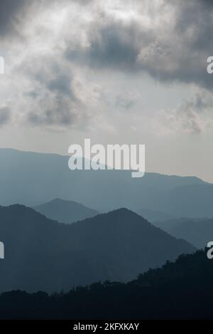 Berglandschaft mit strahlenden Sonnenstrahlen und bewölktem Himmel am Morgen. Troodos Berg zypern Europa Stockfoto