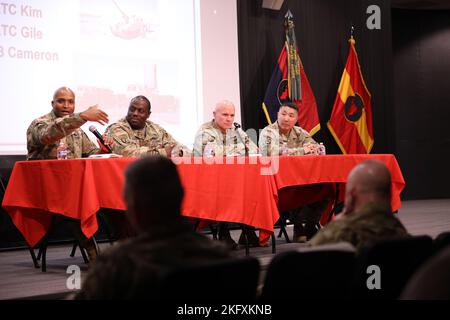 (Von links nach rechts) Oberst Thurman McKenzie, Chief Warrant Officer 3 Calvin Cameron, Oberstleutnant Mark Gile und Oberstleutnant Chin U Kim, führen eine Podiumsdiskussion über die Feuer der Division und die Artillerie der Division durch. Im General Vessey Readiness Center in Arden Hills, Minnesota, veranstaltete die 34. Division Artillery (DIVARTY) am 13. Oktober 2022 ein erstes Fires Symposium und ein simultanes Master Gunner Event. Ziel der Veranstaltungen war es, Best Practices auszutauschen und einen Ausgangspunkt für die Integration von Geheimdienstressourcen in Brände zu schaffen sowie Best Practices für die Zukunft als zusätzliche National G zu etablieren Stockfoto