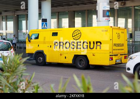Gelber gepanzerter Sicherheitswagen vor dem Flughafen Palma, Mallorca, Spanien Stockfoto