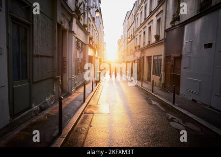 Paris, Ile de France, FRANKREICH. 20.. November 2022. Die Sonne dreht eine schmale Pariser Straße goldgelb, wenn sie untergeht. (Bild: © Remon Haazen/ZUMA Press Wire) Stockfoto