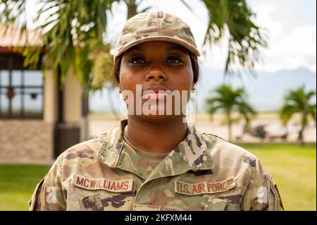 US Air Force Staff Sgt. Jasmine McWilliams, Joint Task Force Bravo Protocol, posiert am 13. Oktober 2022 für ein Foto auf dem Luftwaffenstützpunkt Soto Cano, Honduras. McWilliams und ihr Team sind für den Erfolg von Veranstaltungen mit der JTF-B-Zentrale verantwortlich. Stockfoto