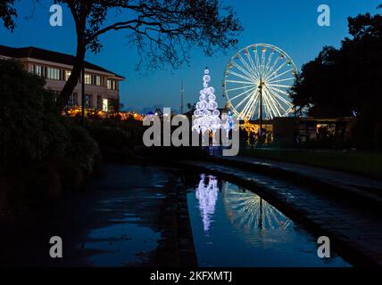 Bournemouth, Dorset, Großbritannien. 20.. November 2022. Besucher, Familien und aufgeregte Kinder strömen in die Bournemouth Gardens, um das Bournemouth Christmas Tree Wonderland mit mehr als 100 glitzernden Bäumen und Lichtern zu erleben. Einige der Bäume stehen unter dem Motto, Städte auf der ganzen Welt zu repräsentieren, darunter der Kiewer Baum, der in diesem Jahr neu ist, um Unterstützung für die Ukraine zu zeigen. Besucher können dem Pfad folgen und durch den 60' Gehweg spazieren. Quelle: Carolyn Jenkins/Alamy Live News Stockfoto