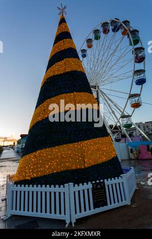 Bournemouth, Dorset, Großbritannien. 20.. November 2022. Besucher, Familien und aufgeregte Kinder strömen in die Bournemouth Gardens, um das Bournemouth Christmas Tree Wonderland mit mehr als 100 glitzernden Bäumen und Lichtern zu erleben. Einige der Bäume stehen unter dem Motto, Städte auf der ganzen Welt zu repräsentieren, darunter der Kiewer Baum, der in diesem Jahr neu ist, um Unterstützung für die Ukraine zu zeigen. Besucher können dem Pfad folgen und durch den 60' Gehweg spazieren. Quelle: Carolyn Jenkins/Alamy Live News Stockfoto