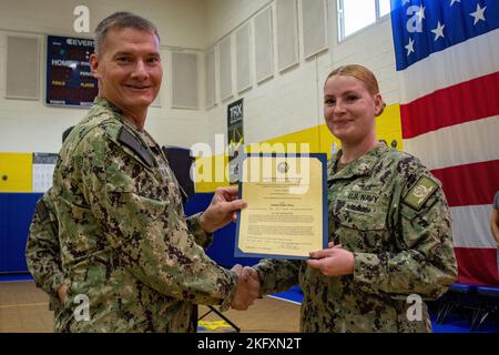 UNTERSTÜTZUNG DER MARINE SOUDA BAY, Griechenland (Okt 13, 2022) Aviation Maintenance Administrationman 1. Class Cheryl A. Sonderman, der Naval Support Activity (NSA) Souda Bay zugewiesen wurde, erhält während einer Preisverleihung am 13. Oktober 2022 durch das Meritorious Advancement Program von Capt. Odin klug, Kommandant der NSA Souda Bay, Griechenland, ein Ernennungszertifikat. NSA Souda Bay ist eine operationelle Landinstallation, die es US-, Alliierten-, Koalitions- und Partnernationstruppen ermöglicht und unterstützt, die Sicherheit und Stabilität in den europäischen, afrikanischen und zentralen Befehlsbereichen von responsibili zu bewahren Stockfoto