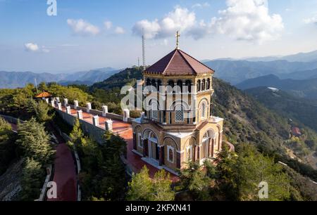 Drohnenantenne von Throni des Panagia Kykkou Tempels Wahrzeichen in Zypern Europa. Stockfoto