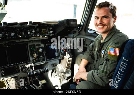 U.S. Air Force 1. LT. Nichola Armor, 89. Airlift Squadron Pilot, posiert für ein Porträt am 13. Oktober 2022 in einem C-17 Globemaster III, der dem 445. Airlift Wing auf der Wright-Patterson Air Force Base, Ohio, zugewiesen wurde. Stockfoto