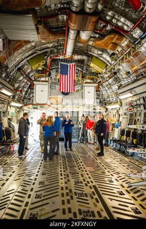 Mitglieder der Handelskammer von Fairborn besuchen am 13. Oktober einen C-17 Globemaster III, der dem Luftlift-Flügel 445. zugewiesen wurde, auf der Wright-Patterson Air Force Base, Ohio. Die WPAFB-Tour fördert eine stärkere Beziehung zwischen der Basis und der lokalen Gemeinschaft. Stockfoto