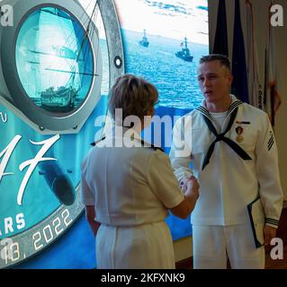 Hinterer Adm. Cynthia Kuehner, Kommandant des Naval Medical Forces Support Command, presnets Hospital Corpsman William T. Ericson die Navy and Marine Corps Medal in Anerkennung für Handlungen des nicht-Kampfheldentums während einer Zeremonie vor kurzem im Navy Medicine Training Support Center. Während einer Wanderung außerhalb des Diensts am Cabrillo National Monument am 2. Mai 2021 beobachtete Ericson ein angeschwemmtes Schiff mit mehr als 30 notleidenden Passagieren in der Nähe der felsigen Küste. Als das Schiff in sechs Fuß hoher See gegen Felsbrocken gestürzt wurde, verließen mehrere Personen das Boot im 60-Grad-Wasser. (US-Navy-Foto) Stockfoto