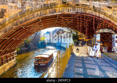 Bogen der Karlsbrücke und eine Kreuzfahrt auf dem Kanal Čertovka, Prag, Tschechische Republik Stockfoto