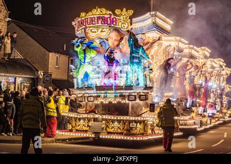 Ein spektakulärer beleuchteter Floß (oder „Wagen“, wie sie vor Ort bekannt sind) beim jährlichen Karneval in Wells City im November. Es erinnert an das Schießpulver-Plot von 1605. Die Prozession wiederholt sich in einer Reihe von Städten im West Country – Wells ist Teil des Somerset County Guy Fawkes Carnival Association Circuit. 2022 war der erste Karneval nach zwei Jahren Annullierungen aufgrund der Pandemie. Stockfoto